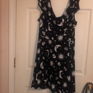 HOT TOPIC GOTH/SPIRITUAL MOON SUN PATTERN BLACK AND WHITE DRESS 2Xl FITS MEDIUM